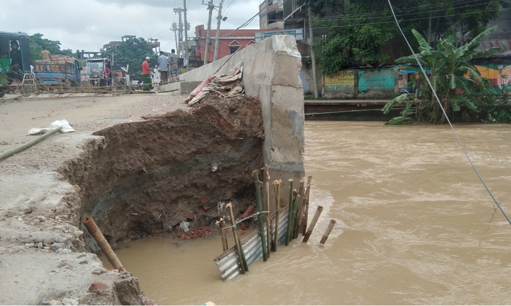 ঢলের পানিতে সেতুধস, আখাউড়া-কসবা যোগাযোগ বন্ধ