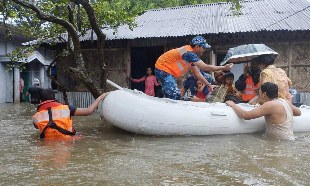 ফেনীতে বন্যার্তদের উদ্ধারে কোস্ট গার্ড