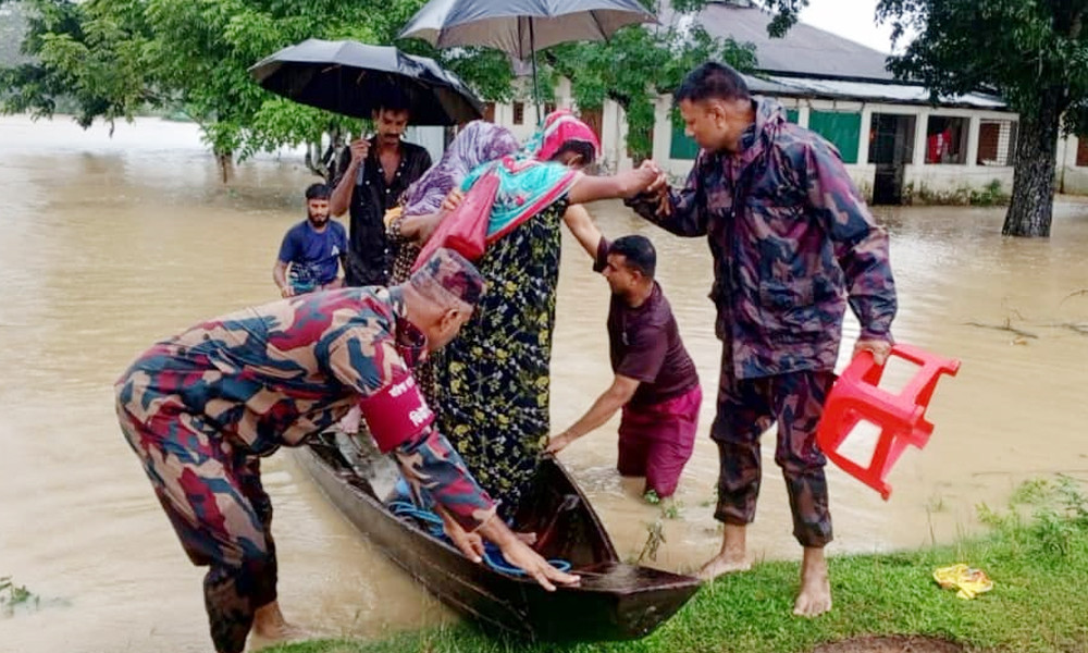 ফেনী কারাগারে খাদ্য সহায়তা দিচ্ছে বিজিবি