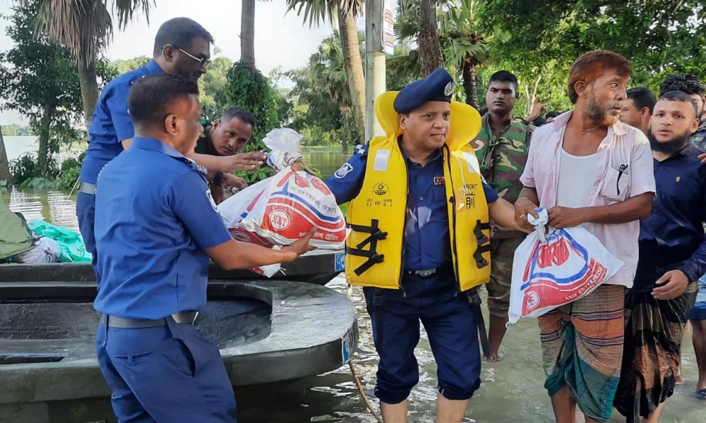 বন্যাদুর্গত এলাকায় উদ্ধার তৎপরতা অব্যাহত রেখেছে পুলিশ