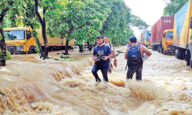 পণ্য সরবরাহ ব্যাহত, ঘাটতির শঙ্কা