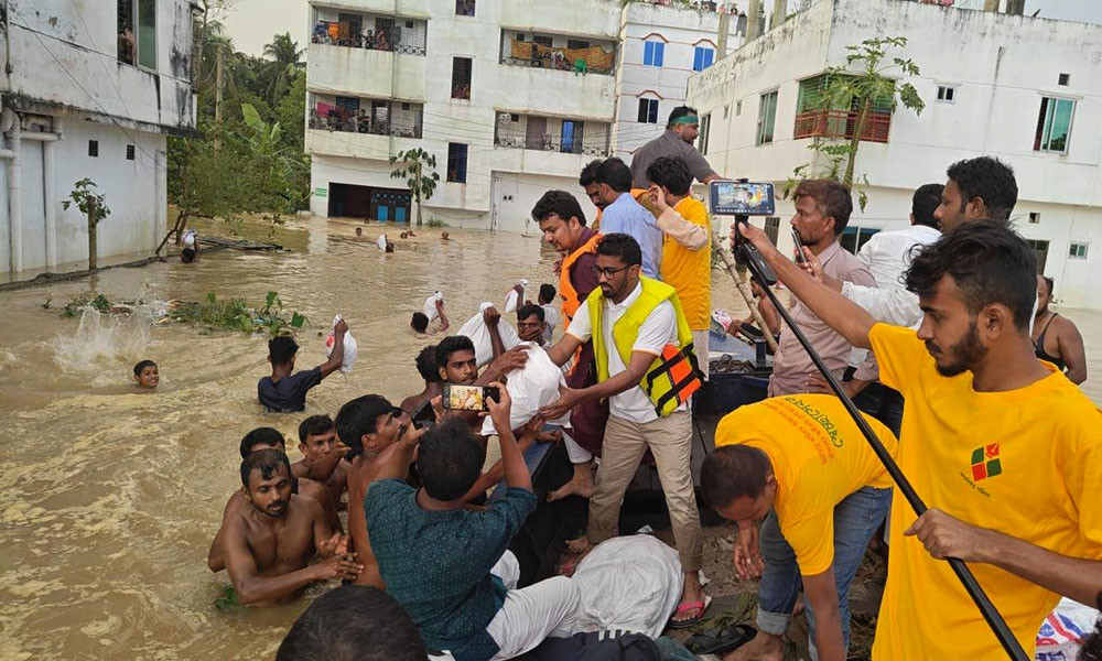 ফেনীতে বন্যার্তদের মাঝে গণঅধিকার পরিষদের ত্রাণ বিতরণ