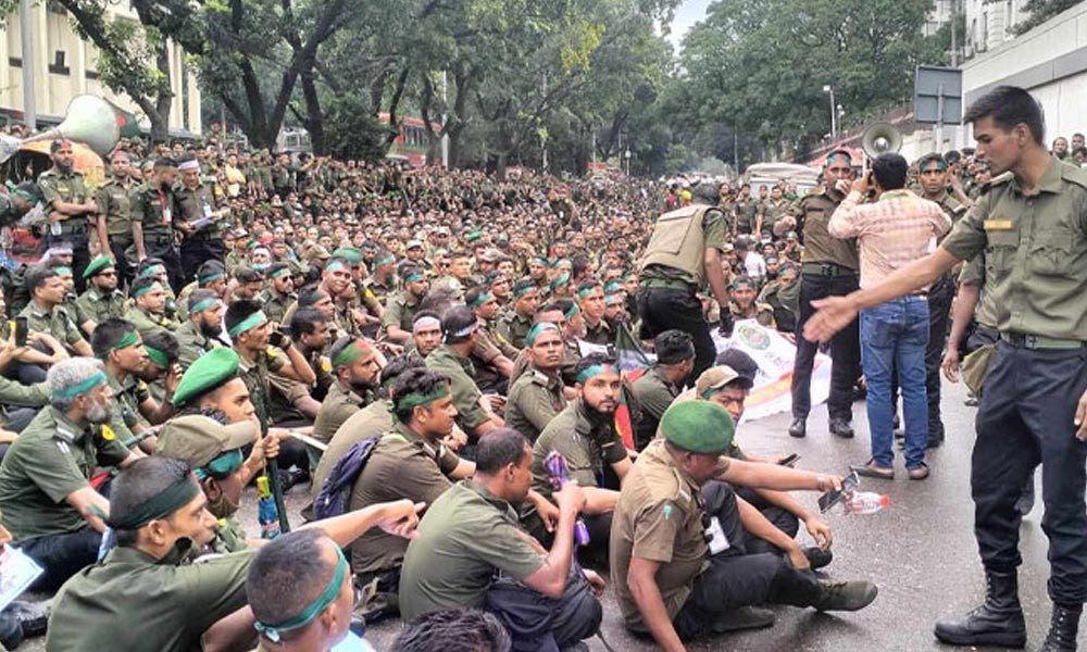 আনসারদের দাবির সুষ্ঠু সমাধানের আশ্বাস স্বরাষ্ট্র উপদেষ্টার