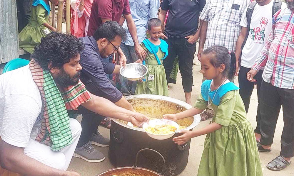 উলিপু‌রে বসুন্ধরা শুভসংঘ স্কু‌লে শিক্ষার্থী‌দের মধ্যাহ্নভোজ