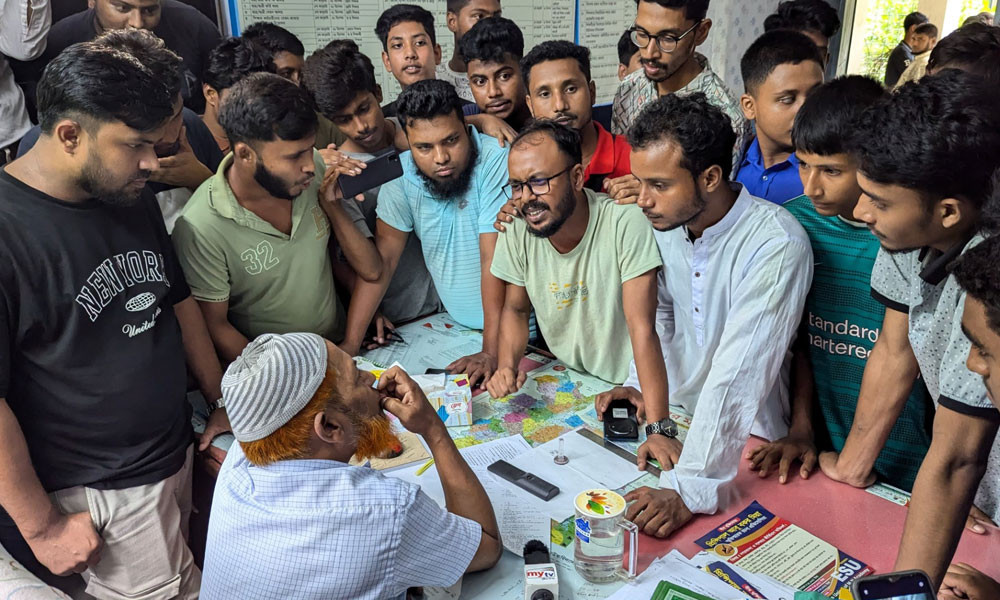 শিক্ষার্থীদের তোপের মুখে প্রধান শিক্ষকের পদত্যাগ