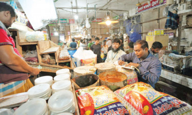 বন্যার সুযোগে বাড়ানো হচ্ছে চিড়া-মুড়ির দাম : দুই প্রতিষ্ঠানকে জরিমানা