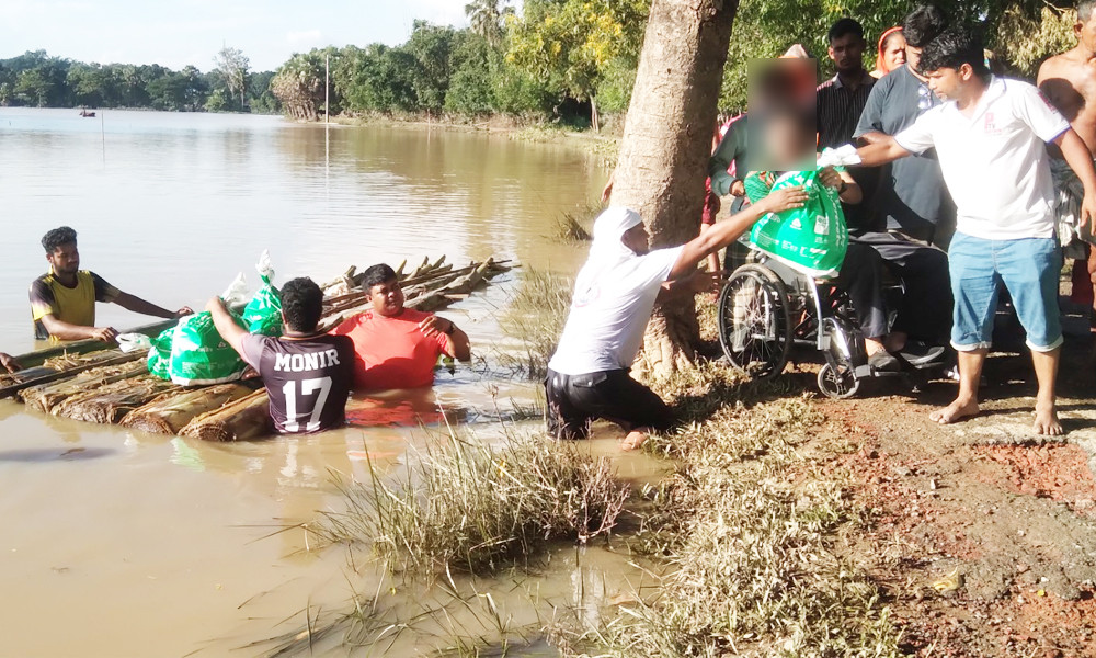 বসুন্ধরা শুভসংঘের খাদ্য সহায়তায় খুশি বন্যার্তরা