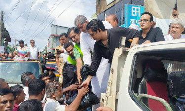 স্বতঃস্ফূর্তভাবে মানুষ বন্যার্তদের পাশে দাঁড়িয়েছে : পার্থ