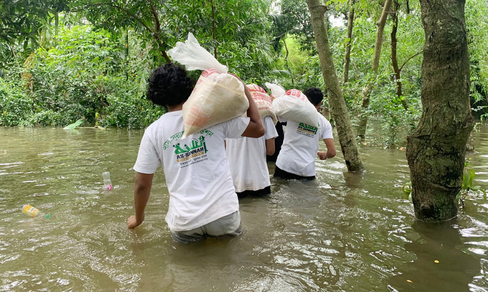 বন্যায় ত্রাণ বিতরণে সবার আগে আস-সুন্নাহ ফাউন্ডেশন