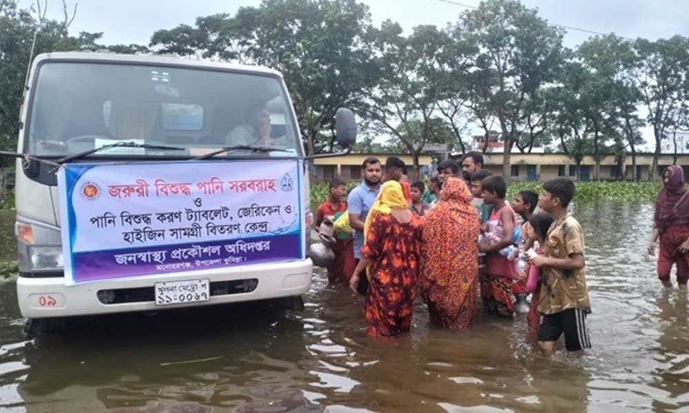 বন্যাদুর্গত এলাকায় ডিপিএইচইর বিশুদ্ধ নিরাপদ পানি বিতরণ