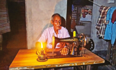 ‘সবার ঘরে বাতি জ্বলে আমার ঘর অন্ধকার’