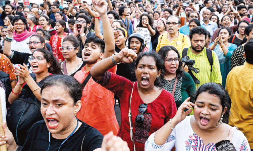 চিকিৎসককে ধর্ষণ ও হত্যার প্রতিবাদে অধিকারকর্মী ও শিক্ষার্থীরা বিক্ষোভ করেন