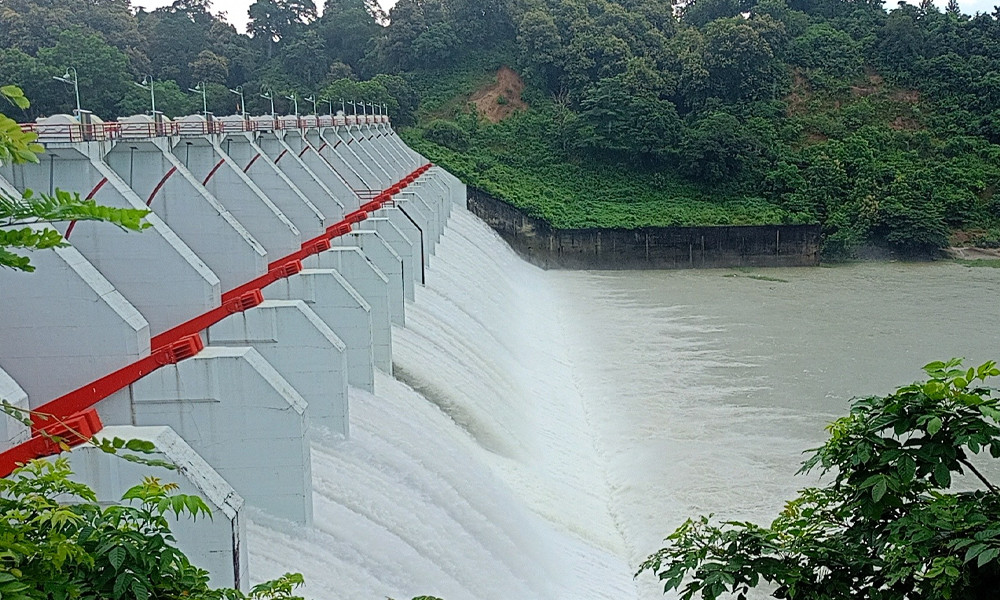 কাপ্তাই হ্রদের পানি কমাতে বাঁধের জলকপাট খোলা হলো ৪ ফুট