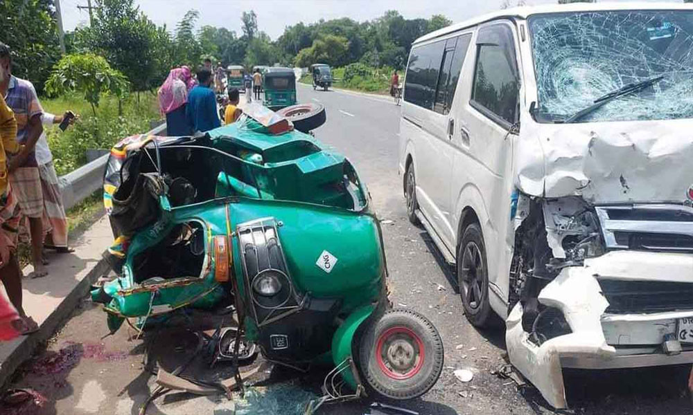 সিরাজগঞ্জে অটোরিকশা-মাইক্রোর সংঘর্ষে গেল ৫ প্রাণ