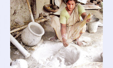 ঝিনুক থেকে চুন তৈরির গ্রাম!