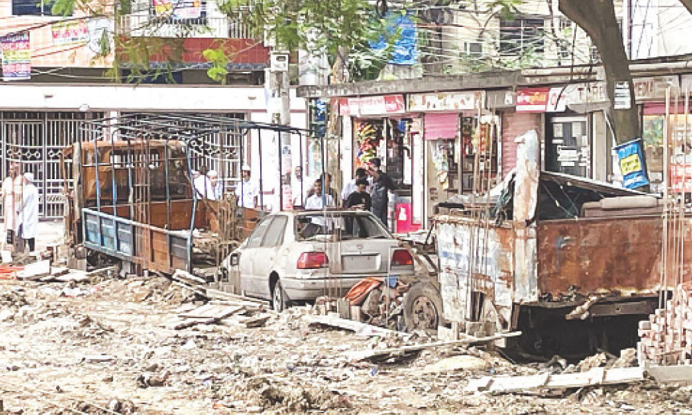 গাড়ি ও জনবল সংকটেও কাজ স্বাভাবিক রাখার চেষ্টা