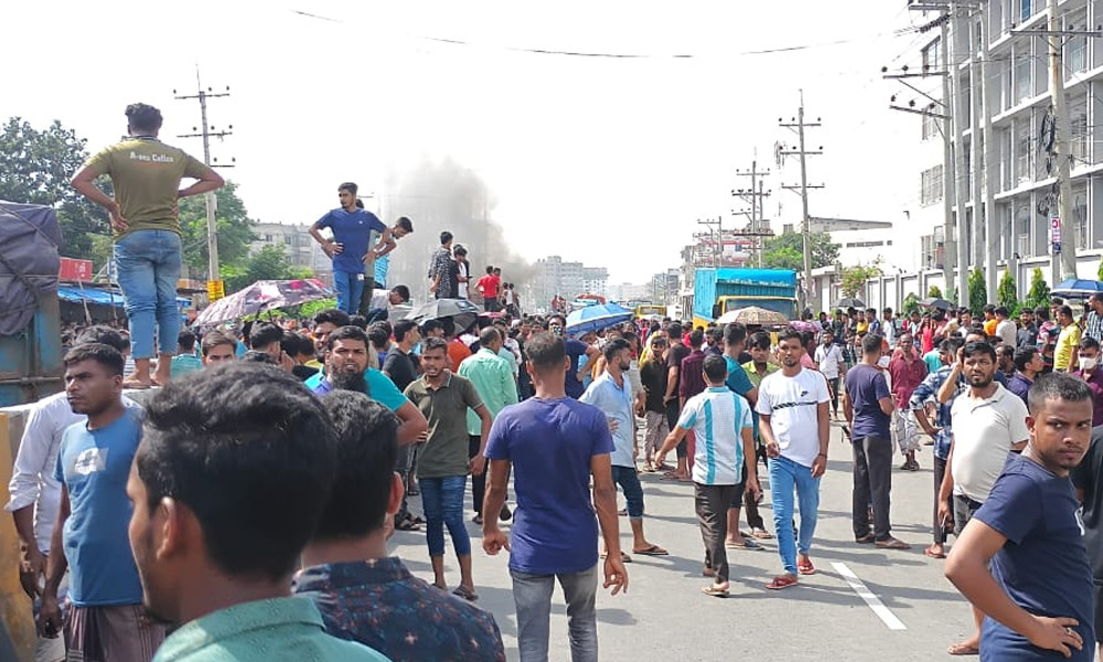 গাজীপুরে ট্রাকচাপায় শ্রমিক নিহতের প্রতিবাদে মহাসড়ক অবরোধ