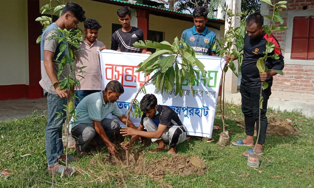 আন্দোলনে নিহতদের স্মরণে ক্ষেতলালে বসুন্ধরা শুভসংঘের বৃক্ষরোপণ