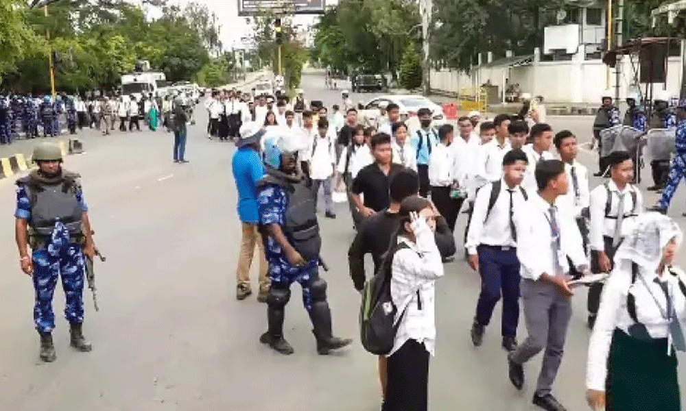 শিক্ষার্থীদের বিক্ষোভের মুখে মণিপুর ছাড়লেন গভর্নর