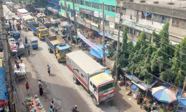 ফতুল্লায় সড়ক অবরোধ করে ট্রাকচালকদের বিক্ষোভ