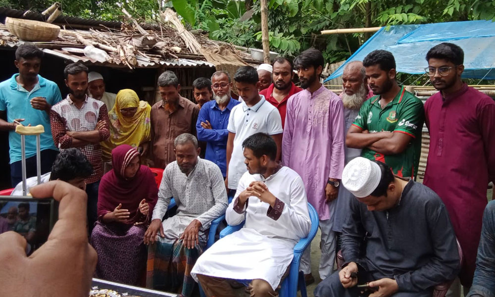 আন্দোলনে নিহত বিশালের কবর জিয়ারত করলেন কেন্দ্রীয় সমন্বয়ক মাহিন