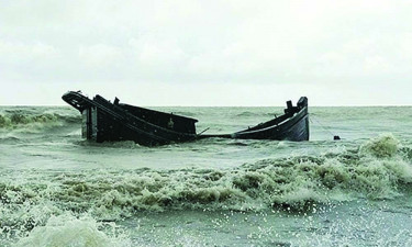 হাতিয়ার মেঘনায় ১০ ট্রলারডুবি, ৮ মাঝিসহ ৫ ট্রলার নিখোঁজ
