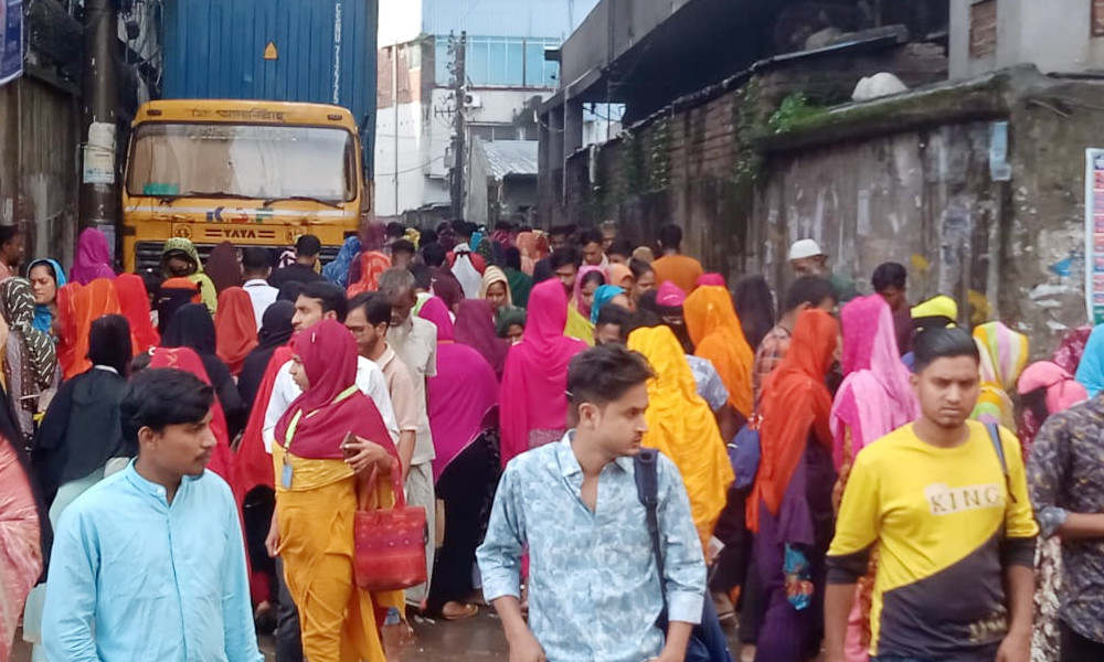 টঙ্গীতে বৃষ্টি উপেক্ষা করে কারখানায় পোশাককর্মীরা, কাজ চলছে পুরোদমে