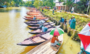 জমজমাট নৌকার হাট