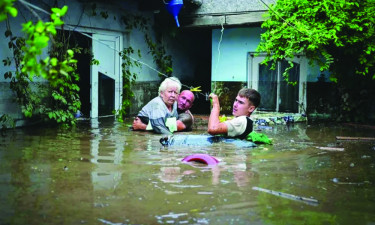 বন্যায় মারাত্মক ‘বিপর্যয়ের’ মুখে মধ্য ইউরোপ