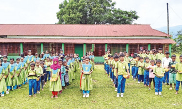 বারিকটিলায় বসুন্ধরা শুভসংঘ স্কুলের শিক্ষার্থীরা পেল খাবার