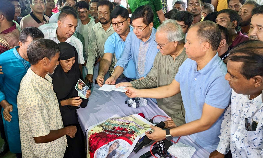 বগুড়ায় শহীদ ছাত্র-জনতার পরিবারের পাশে তারেক রহমান