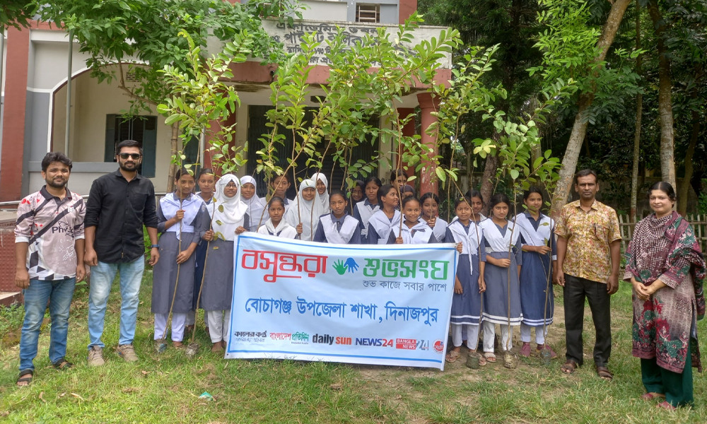 ছাত্র আন্দোলনে শহীদদের স্মরণে গাছের চারা বিতরণ বসুন্ধরা শুভসংঘের