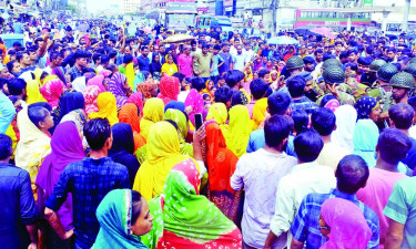 পোশাক শিল্পাঞ্চলে অস্থিরতা: নারী শ্রমিক নিহত, ৩৪ কারখানা বন্ধ