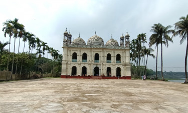 তাজমহলের আদলে শত বছরের পুরনো রায়পুর বড় মসজিদ