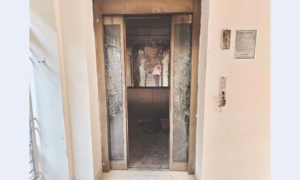 দুটি লিফটই পুড়ে অকেজো সেবাগ্রহীতাদের দুর্ভোগ