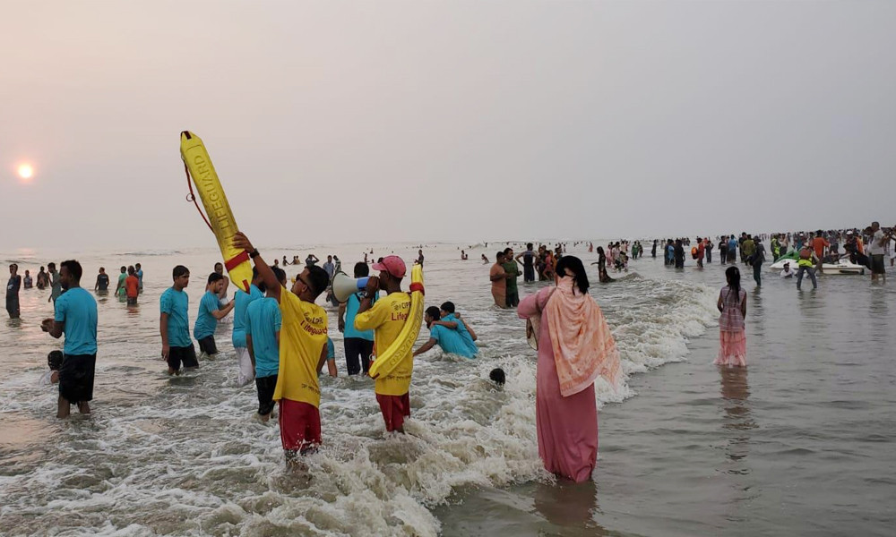 ছুটির দিনে জমজমাট কক্সবাজার সমুদ্রসৈকত, ইনানীতে এক পর্যটকের মৃত্যু