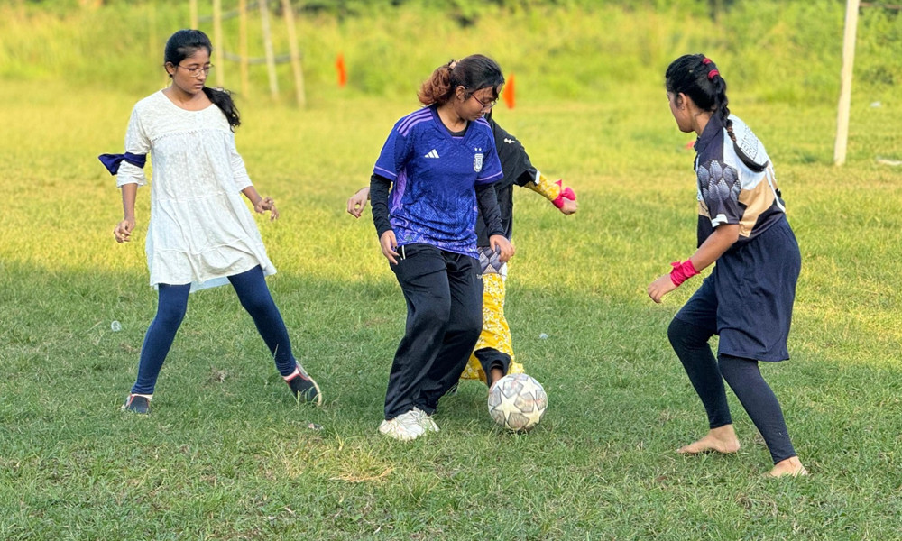 প্রথমবার সেন্ট্রাল ফিল্ডে ফুটবল খেলছেন জাবির ছাত্রীরা