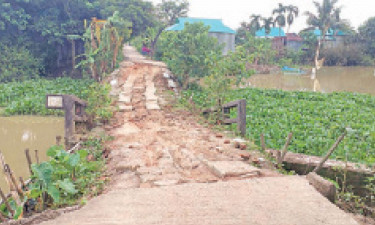 ভাঙা সেতুতে ঝুঁকি নিয়ে চলাচল