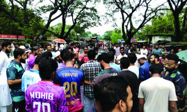 ক্ষতিপূরণসহ ৫ দফা দাবিতে ইবি শিক্ষার্থীদের মহাসড়ক অবরোধ