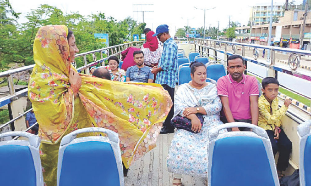 সৈকতে মুগ্ধ আকর্ষণ