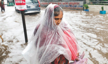 দিনভর বৃষ্টি জলাবদ্ধতা যানজট জনদুর্ভোগ