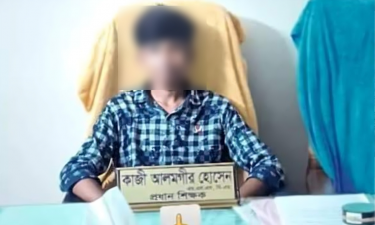 শিক্ষকের পদত্যাগের দাবিতে চেয়ারে বসল শিক্ষার্থী