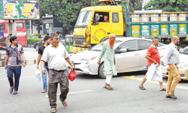 যত্রতত্র রাস্তা পার, বাড়ছে দুর্ঘটনার ঝুঁকি