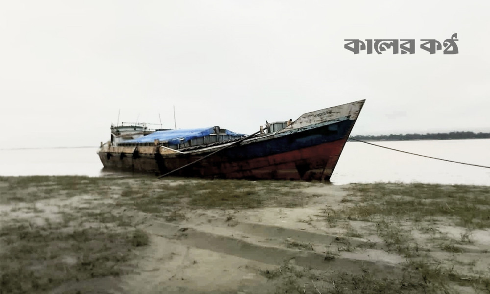 ৪ মাস ধ‌রে ঘা‌টে প‌ড়ে আছে কয়লাভ‌র্তি বাল্ক‌হেড