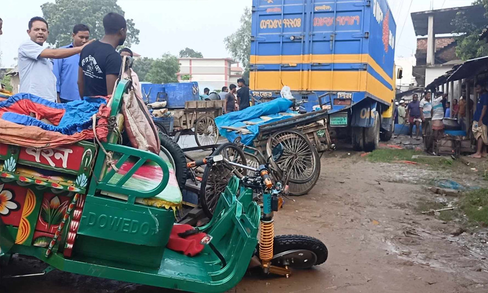 রাস্তার পাশে দাঁড়ানো ভ্যানের সারিতে কাভার্ড ভ্যানের ধাক্কা, নিহত ২