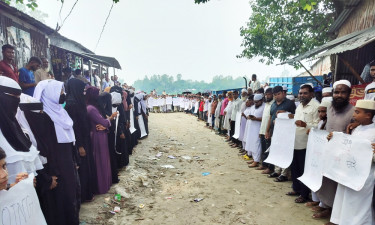 সরিষাবাড়ীতে ব্রিজের দাবিতে মানববন্ধন