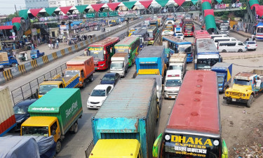 ভোর থেকে ঢাকা-চট্টগ্রাম মহাসড়কে তীব্র যানজটে ভোগান্তি