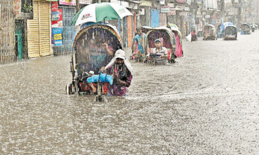 বৃষ্টিতে ডুবল ঢাকা, জলজটে ভোগান্তি