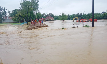 পাহাড়ি ঢলে মুহূর্তেই পানির নিচে ঘরবাড়ি, তলিয়ে গেছে ফসলের মাঠ