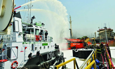 দুই জাহাজের আগুন নিয়ন্ত্রণে, চিকিৎসা সহায়তায় নৌবাহিনী